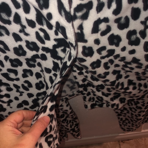 Liz Claiborne Animal Print Fleece Pajama Set - Medium - Picture 12 of 13